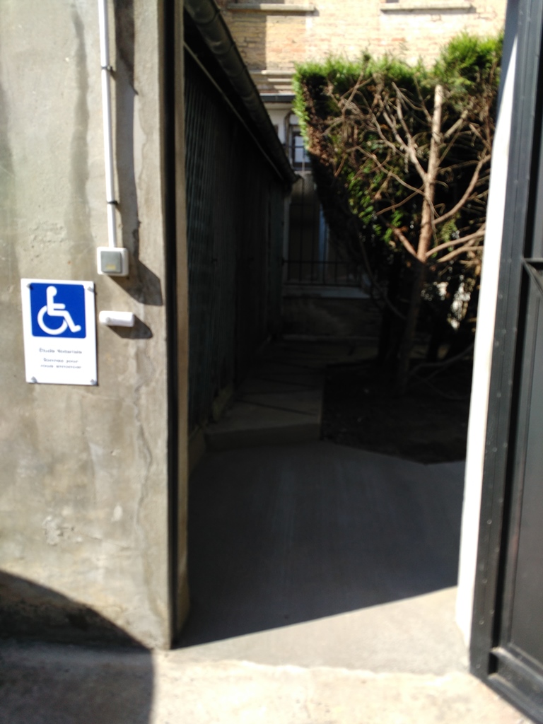 Elargissement de porte pour passage handicapés