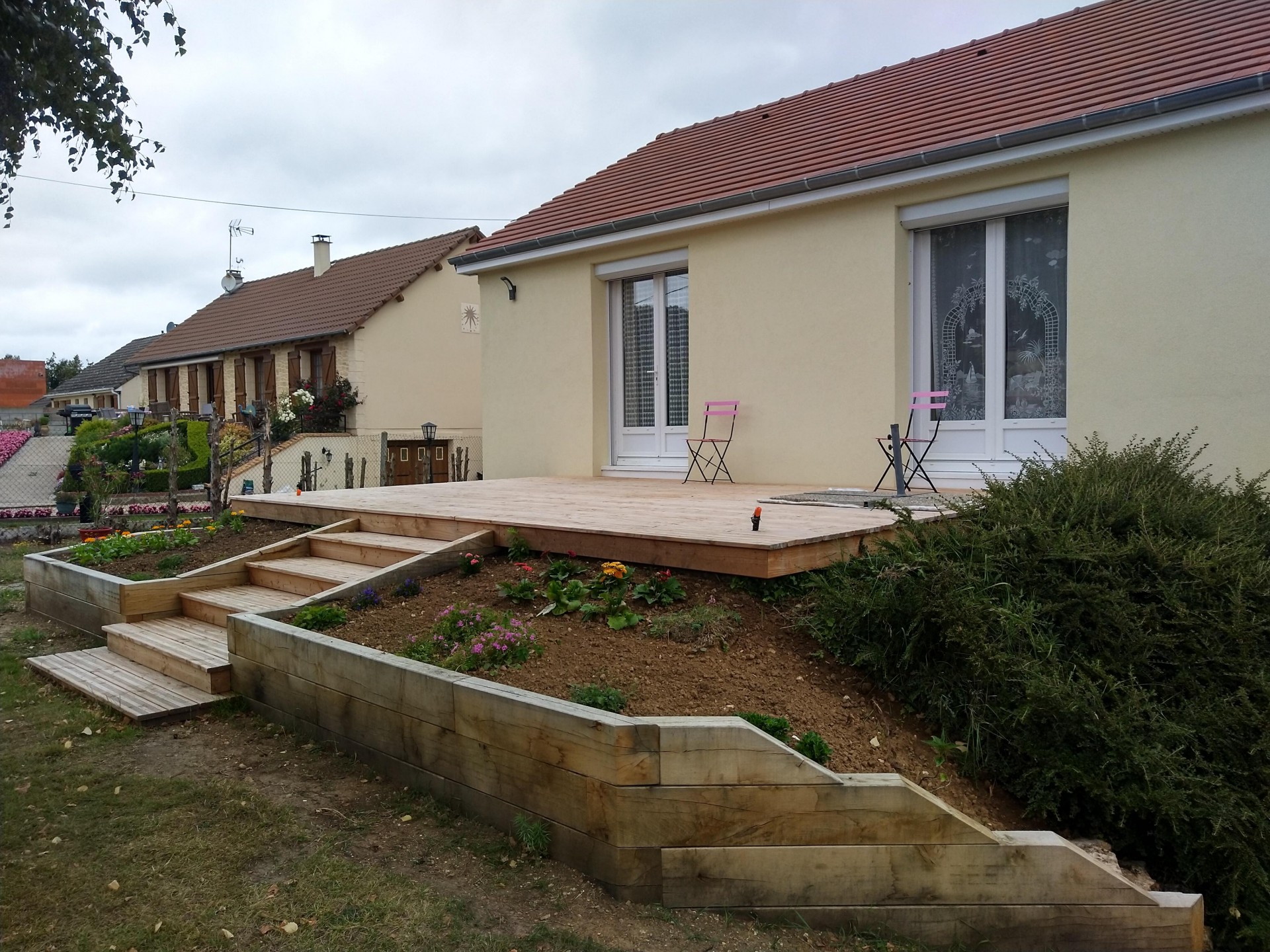 Aménagement des pourtours de la terrasse en traverses paysagères et création d'un escalier